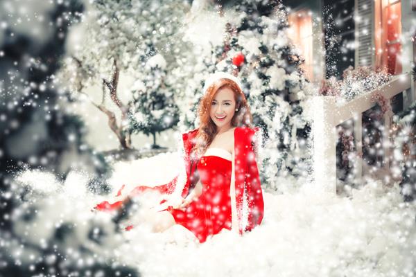 
Trong trang phục váy ngắn, áo choàng đỏ, DJ Trang Moon hóa thân thành bà chúa tuyết đầy gợi cảm trong mùa Noel.
