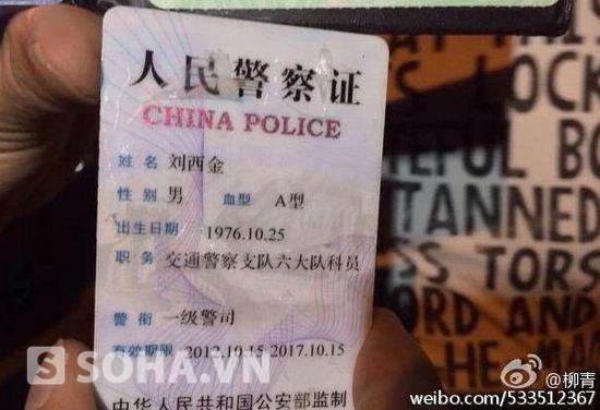 Thẻ cảnh sát của Lưu được người dân tìm thấy trong xe anh này, cho thấy Lưu là một nhân viên cảnh sát giao thông.