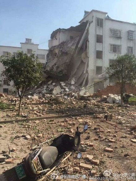 
Một tòa nhà bị bay một nửa sau vụ nổ.
