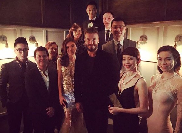 Beckham chụp ảnh với các khách mời đến từ châu Á, trong đó có Tóc Tiên và Hà Hồ