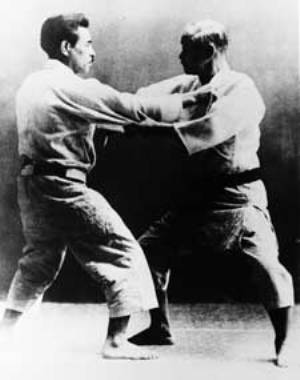 Kyuzo Mifune (trái) được mệnh danh là Thần Judo.