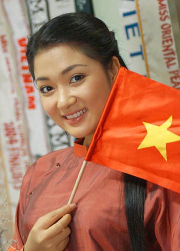 Nối tiếp thành công của Mai Phương, Nguyễn Thị Huyền lọt Top 15 Miss World 2004.