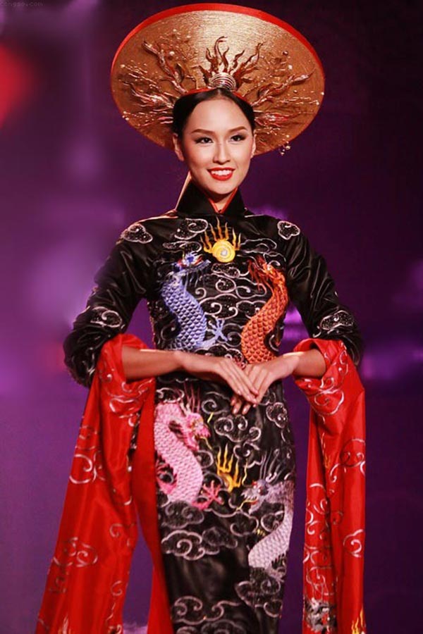 
Được kì vọng sẽ vượt thành tích đàn chị nhờ sắc vóc và tài năng, song năm 2006 Mai Phương Thúy chỉ lọt Top 17 Miss World.
