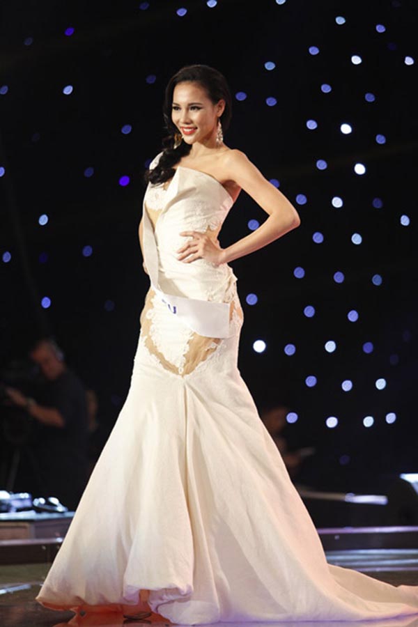 
Lệ Quyên - Á khôi 2 Hoa khôi Áo dài 2014 đang có mặt tại Ba Lan để tham gia cuộc thi Hoa hậu siêu quốc gia 2015 (chung kết diễn ra vào ngày 05/12).
