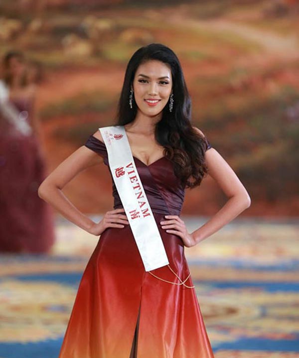 Hoa khôi Áo dài Việt Nam Lan Khuê vừa đạt thành tích Top 11 Hoa hậu thế giới 2015 nhờ lượng bình chọn cao nhất từ phía khán giả.