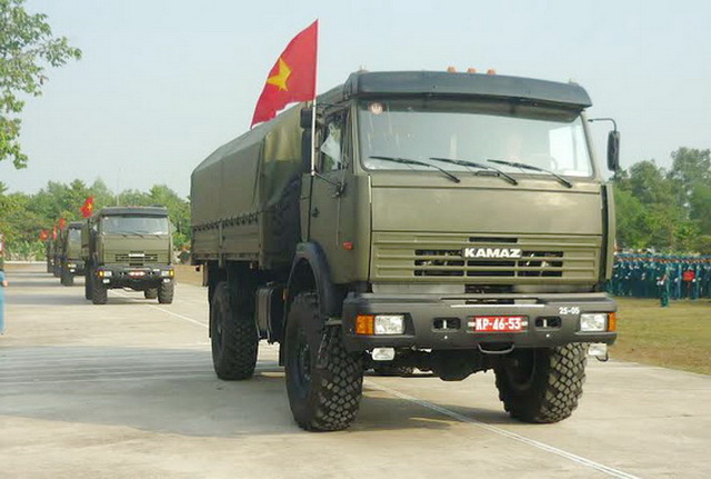 Xe tải việt dã hai cầu chủ động Kamaz-4326 - Cấu hình 4x4, trọng tải 4,15 tấn, kéo tối đa khoảng 7,0 tấn. Sử dụng động cơ diesel tăng áp, công suất 240 mã lực, tốc độ tối đa 90 km/h.