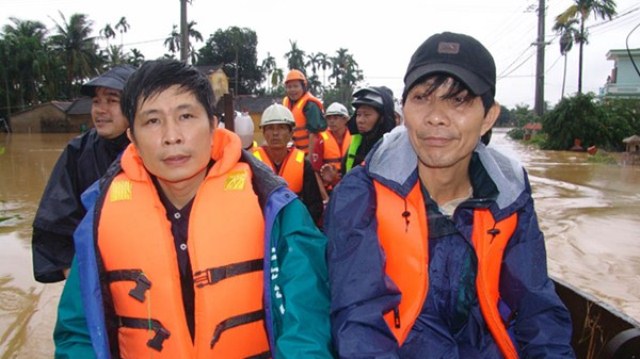 Ông Nguyễn Sự (bên phải) thị sát lũ lụt Hội An tháng 11/2007. (Ảnh: Tiền Phong)