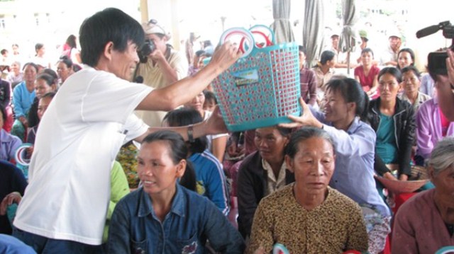 Ông Nguyễn Sự phát động phong trào Nói không với bao nilon, phát giỏ cho bà con đi chợ tại đảo Cù Lao Chàm tháng 5/2009. (Ảnh: Trần Tuấn/ Tiền Phong)