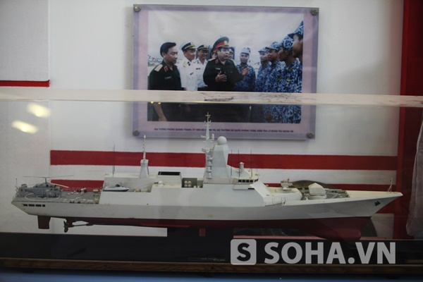 
Mô hình tàu hộ vệ tên lửa Steregushchy Dự án 20382 (Tigr) trưng bày tại Triển lãm Thành tựu kinh tế - xã hội 2015.
