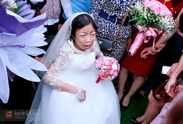 Chị Loan khóc trong đám cưới. (Ảnh: Kenh14/Trí Thức Trẻ)