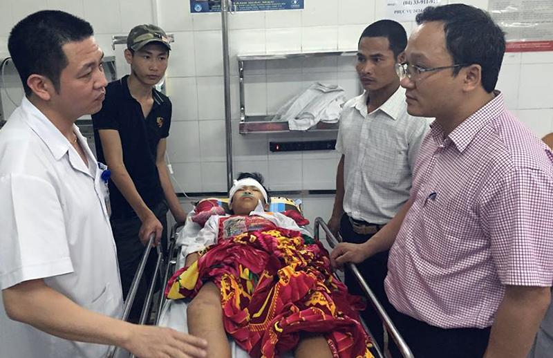 Tiến sĩ Khuất Việt Hùng (bìa phải) thăm hỏi động viên cháu Long tại BV Việt Đức (ảnh: FB Khuất Việt Hùng)