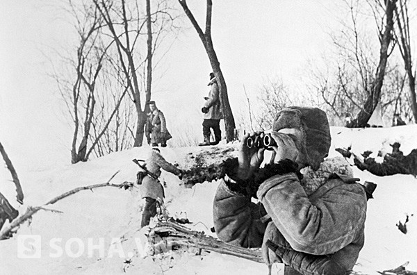 Các chiến sĩ biên phòng Xô viết tại biên giới với Trung Quốc năm 1969.