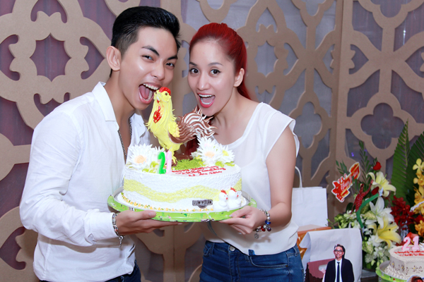 Khánh Thi cười rạng rỡ trong sinh nhật của Phan Hiển.