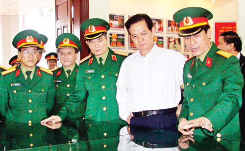 Đại tá Nguyễn Văn Cường (bìa phải) giới thiệu với Thủ tướng Nguyễn Tấn Dũng về khu vực nhà máy Z173 trong dịp Thủ tướng về thăm và làm việc.
