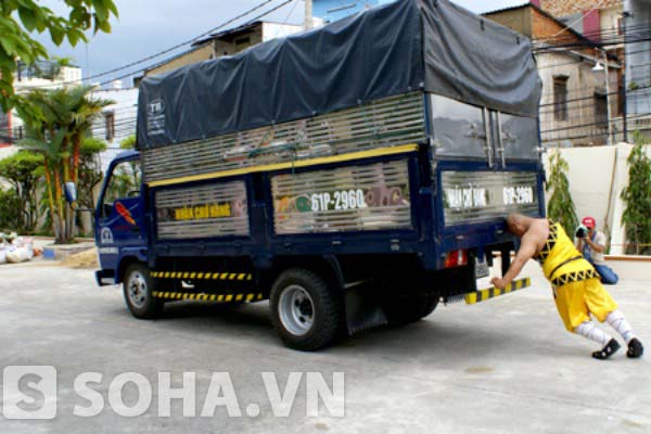 Màn biểu diễn dùng đầu đẩy xe tải của kỷ lục gia Quang Hiển.