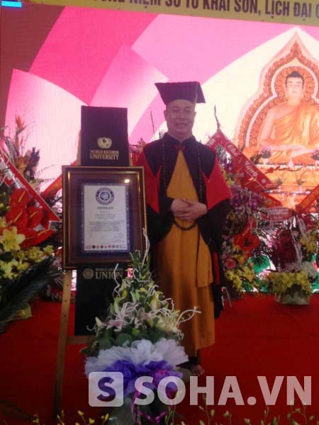 Thượng tọa Thích Thọ Lạc nhận bằng Tiến sĩ danh dự của Đại học Kỷ lục thế giới.