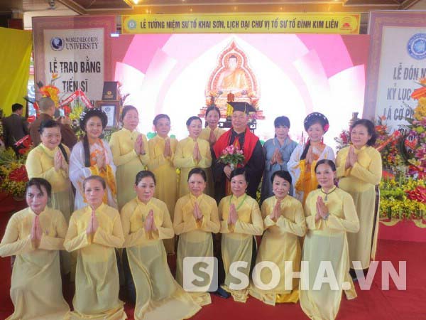 Nhân dịp này, Thượng tọa Thích Thọ Lạc nhận kỷ lục lá cờ Phật giáo bằng hoa tươi lớn nhất thế giới.