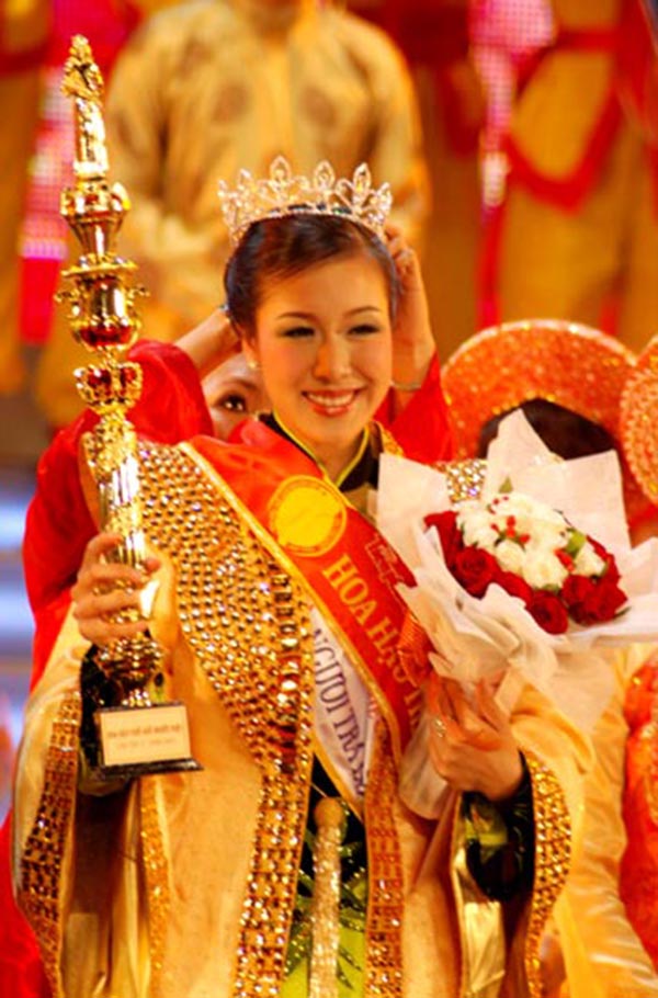 
Ngô Phương Lan sinh ra trong một gia đình có bố mẹ đều công tác trong ngành ngoại giao. Khi vừa tròn 20 tuổi (sinh năm 1987), cô đăng quang Hoa hậu thế giới người Việt 2007.
