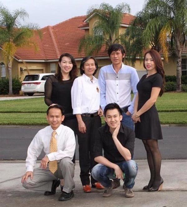 Phương Trang (ngoài cùng bên phải) chụp ảnh kỉ niệm với các anh, chị, em trong gia đình.