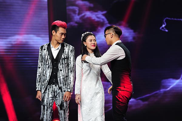 Khoảnh khắc chia tay The Voice 2015 của 2 thí sinh đội Thu Phương.