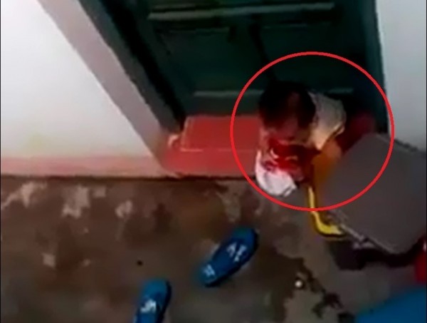 
Một clip được đăng tải trên trang mạng xã hội đã ghi lại được cảnh một cháu bé đang kêu khóc và ăn rác bên ngoài một cánh cửa bị đóng kín.
