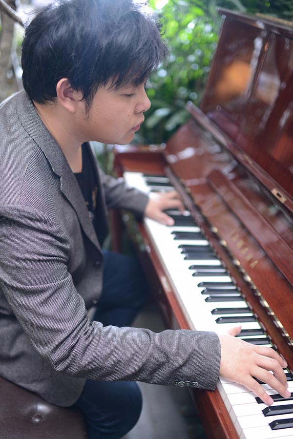 Để tạo không gian riêng cho các con, Quang Lê tiến ra khu vực có đàn piano và chơi những bản nhạc mà mình yêu thích.