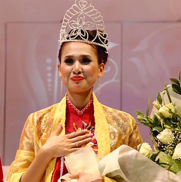 Dương Mỹ Linh sinh năm 1984 tại Bến Tre. Cô được nhiều người biết đến khi đăng quang Hoa hậu phụ nữ Việt Nam qua ảnh năm 2006.