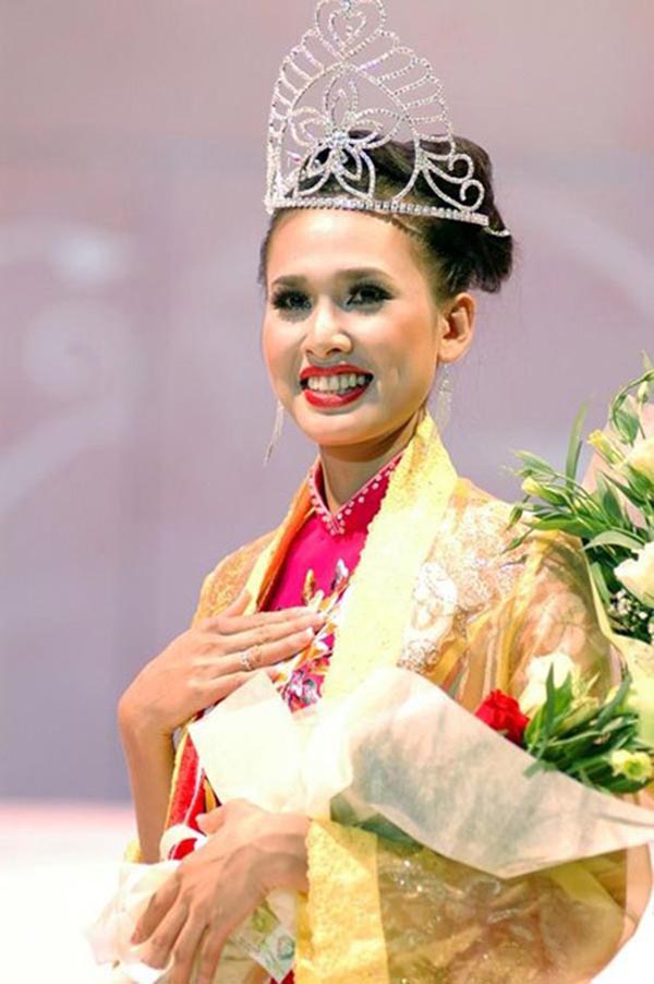Dương Mỹ Linh sinh năm 1984 tại Bến Tre. Cô được nhiều người biết đến khi đăng quang Hoa hậu phụ nữ Việt Nam qua ảnh năm 2006.