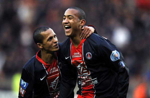 Loris Arnaud (phải) được đồng đội chia vui sau pha lập công trong màu áo PSG.