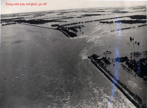 
Hình ảnh vỡ đê gây lụt nghiêm trọng ở huyện Gia Lương, tỉnh Hà Bắc (nay là huyện Gia Bình, tỉnh Bắc Ninh) năm 1971 được lưu trữ tại TTLT Quốc gia 3
