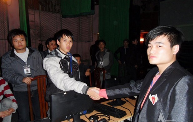 Sơ Luyến xuất sắc đả bại thần đồng AoE Việt Nam - Chim Sẻ Đi Nắng trong trận Chung kết Solo Shang Hỗn Mã năm 2011