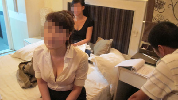 
Gái mại dâm bị bắt trong một chiến dịch truy quét của cơ quan công an (ảnh tư liệu)
