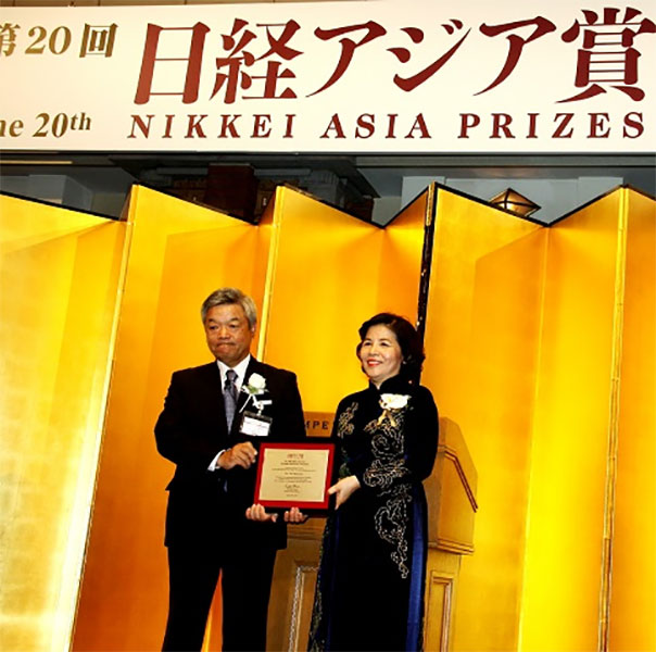 Bà Mai Kiều Liên – Chủ tịch Hội đồng quản trị kiêm Tổng giám đốc Vinamilk là người Việt Nam duy nhất đoạt giải trong lĩnh vực “Kinh tế và đổi mới doanh nghiệp ” của Giải thưởng Nikkei châu Á
