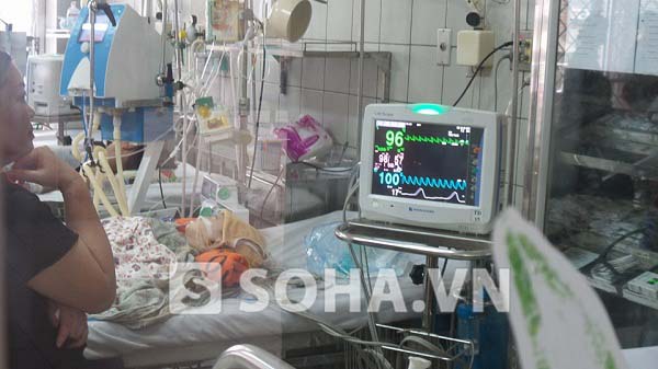 Bé V. đang cấp cứu tại Bệnh viện Bạch Mai