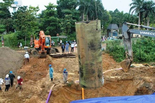 Công nhân của Công ty nước sạch Vinaconex đang khắc phục sự cố vỡ đường ống nước sông Đà lần thứ 15 - Ảnh: Nguyễn Hưởng