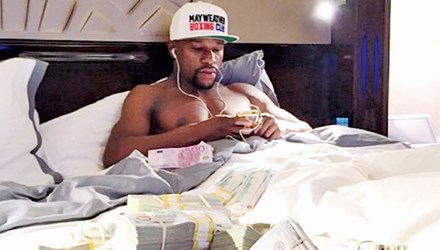 Mayweather khoe tiền trắng trợn. Ảnh: Daily Mail