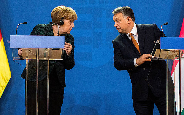 Bà Merkel trao đổi với Thủ tướng Viktor Orban trong khuôn khổ chuyến công du tại thủ đô Budapest, Hungary. Ảnh: Getty Images.