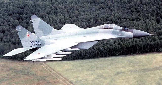 MiG-29M đã loại bỏ cửa lấy khí phụ và có tới 4 giá treo vũ khí mỗi bên cánh