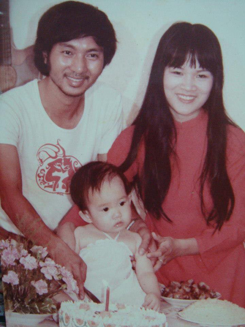 
Minh Hà chụp ảnh cùng bố mẹ trong bữa tiệc sinh nhật 1 tuổi.
