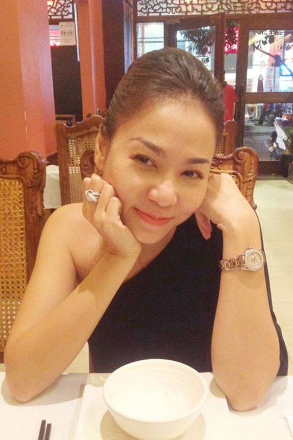 Ở thời điểm rộ tin đã kết hôn, Thu Minh đeo chiếc nhẫn trị giá gần 6 tỷ đồng khiến không ít người phải ngưỡng mộ. Đây là thương hiệu nhẫn kim cương nổi tiếng thế giới và hiếm mỹ nhân Việt nào có thể sở hữu được.