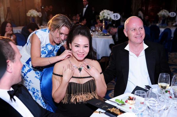 Ở một sự kiện, ông xã Thu Minh còn chi 400 triệu đồng để mua tặng vợ dây chuyền trong phiên đấu giá gây quỹ từ thiện.