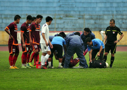 Tiến Dũng gục xuống trong chấn thương