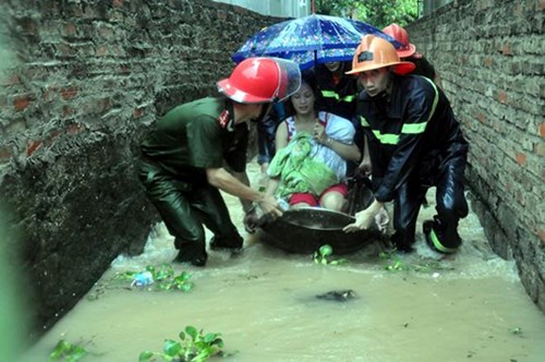 Người dân Quảng Ninh vẫn ngày đêm đương đầu, chống chọi với mưa lũ.