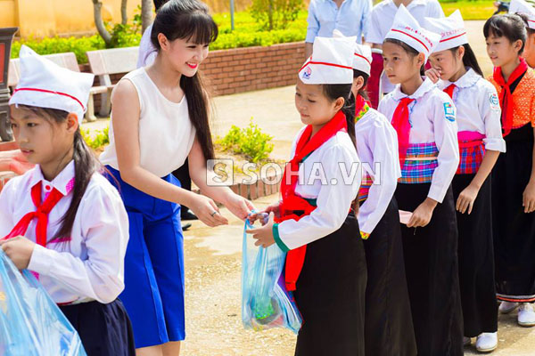 
“Mỹ nhân 13 tuổi” Đào Hiền Thục Anh (Á quân VietNam Got Talent 2015) trao tận tay những món quà cho các bạn học sinh
