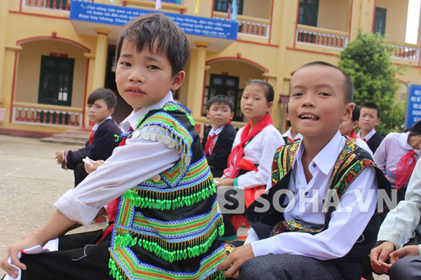 
Cậu bé Sùng A Cam (trái), học sinh lớp 6 trường PTDTNT Tân Sơn hồ hởi giao lưu với thành viên đoàn từ thiện
