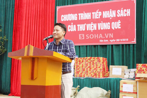 
Ông Bùi Ngọc Hải, Phó Tổng Biên tập Báo điện tử Trí Thức Trẻ chia sẻ những bài học cuộc sống trong buổi trao tặng Thư viện vùng quê tại trường PTDTNT Tân Sơn (20/9).
