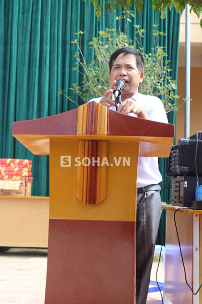 
Ông Lê Văn Mạnh, Phó Hiệu trưởng trường PTDTNT Tân Sơn đại diện Nhà trường nói lời cảm ơn đoàn từ thiện

