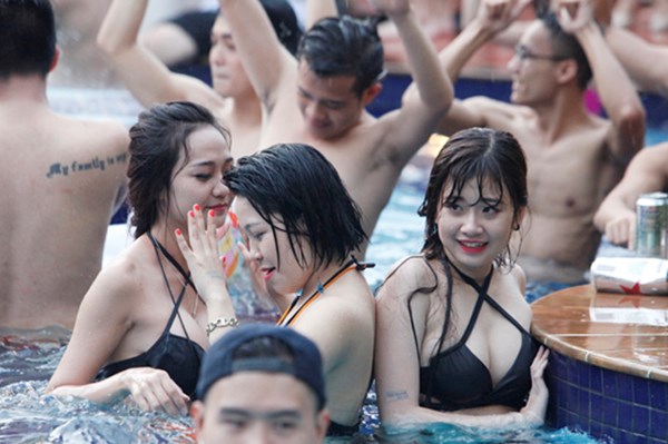 
Cô gái diện bikini đen (ngoài cùng bên phải) nhận được rất nhiều sự quan tâm của dân mạng.
