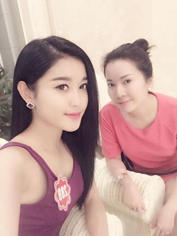Giống như Tú Anh, Huyền My không ngại công khai mẹ ruột ngay từ khi tham gia Hoa hậu Việt Nam 2014.