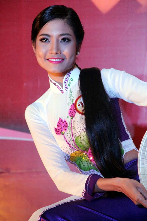 Ninh Hoàng Ngân được nhiều người chú ý với danh hiệu siêu mẫu tài năng của cuộc thi Siêu mẫu châu Á và Người đẹp thời trang thuộc Hoa hậu thế giới người Việt 2010.